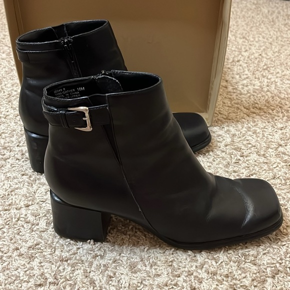 White Mountain Shoes - White Mountain Leather Upper Square Toe Heeled Ankle Booties - Size 10